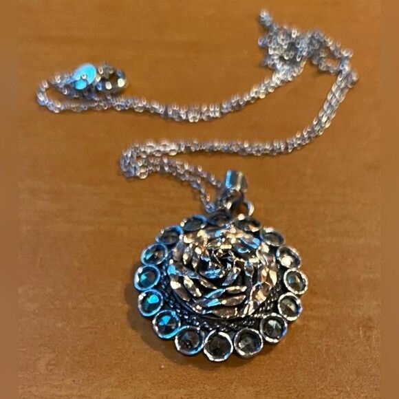 Silver Tone Flower Pendant Necklace 17in Vintage Style Metal Lobster Clasp - Picture 1 of 4